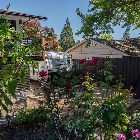 Chic Rv Retreat, Stunning Yard In Roseburg 호텔 외부 사진