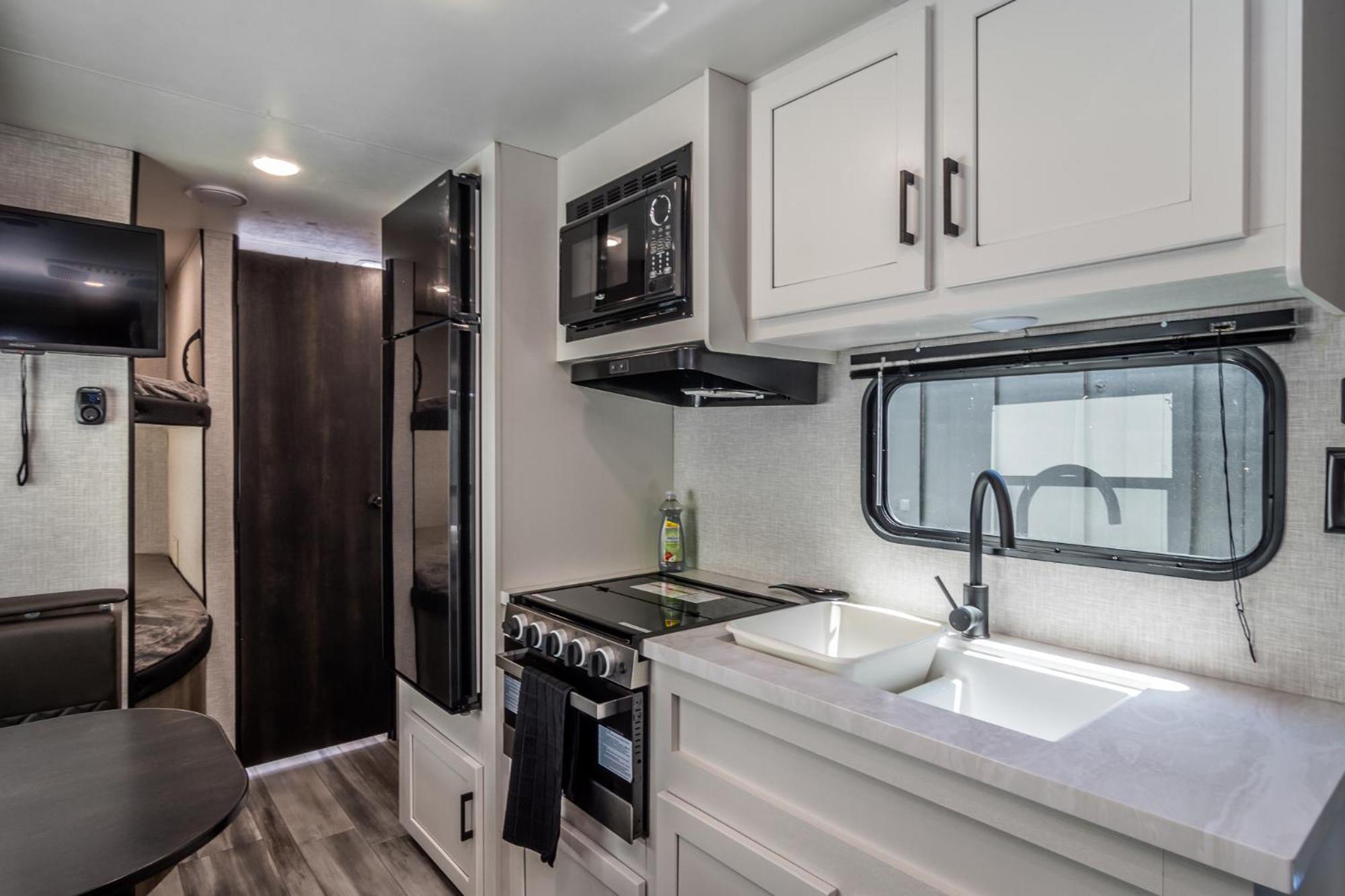 Chic Rv Retreat, Stunning Yard In Roseburg 호텔 외부 사진