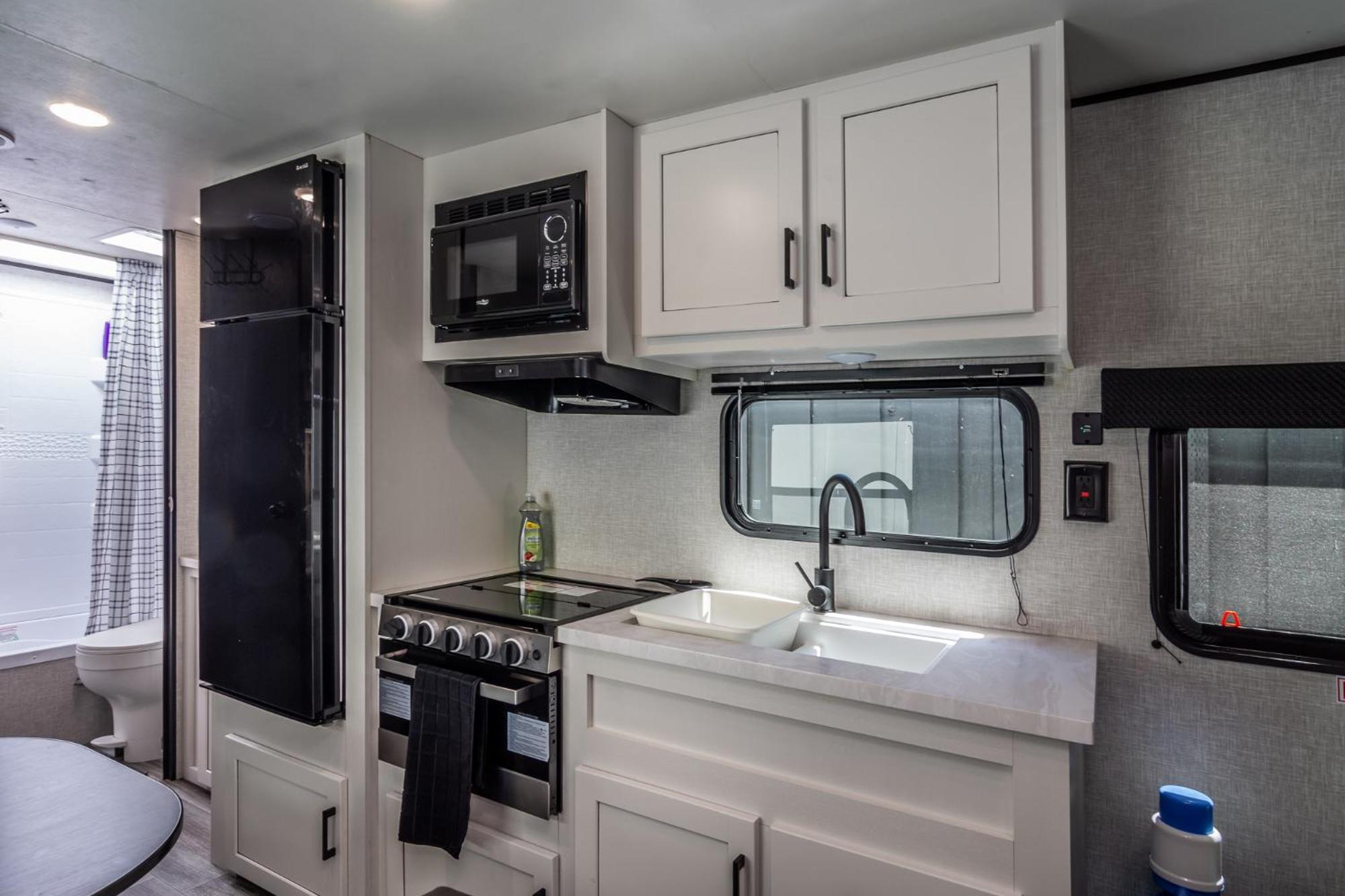 Chic Rv Retreat, Stunning Yard In Roseburg 호텔 외부 사진